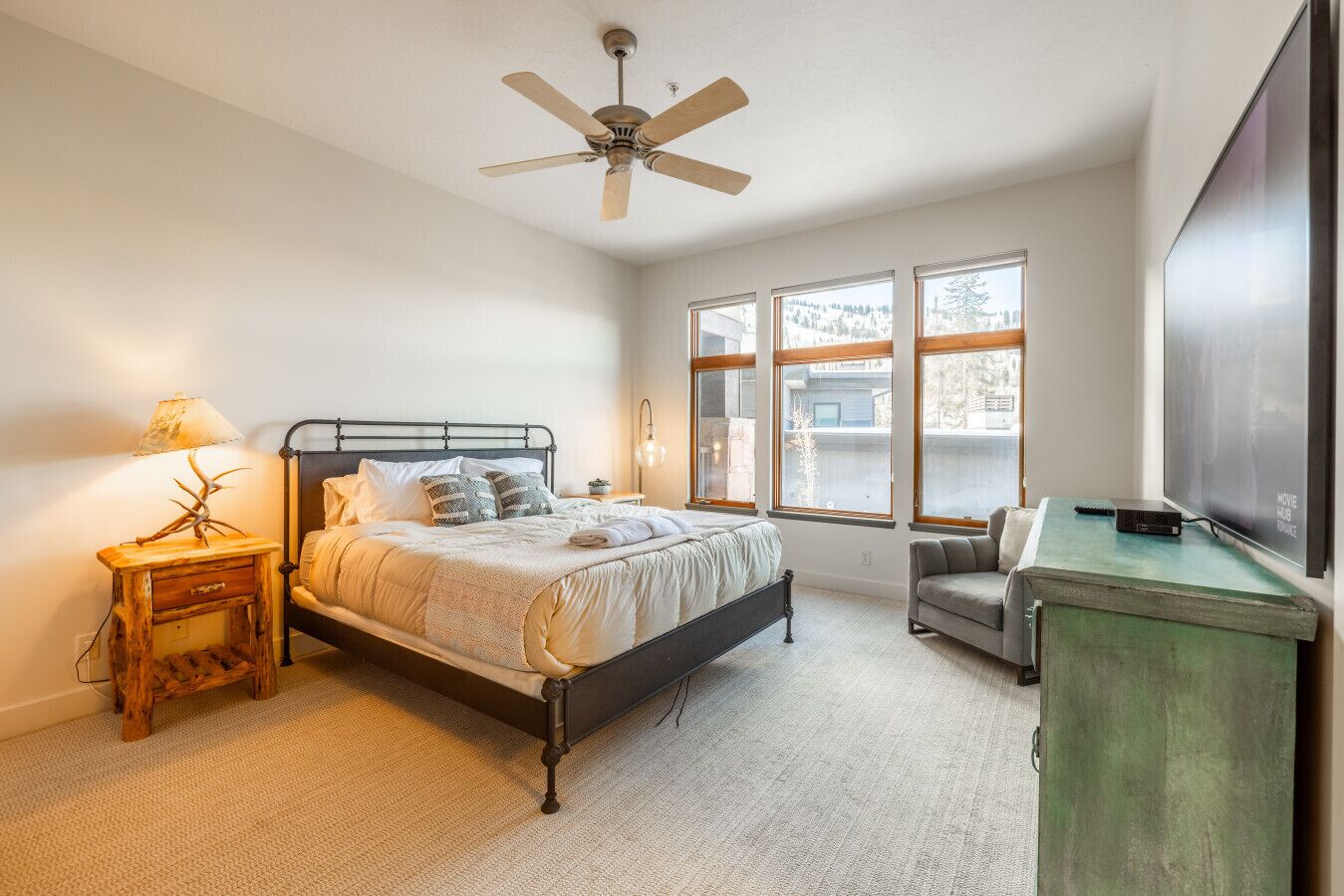 5 chambres, bureau, fer et planche à repasser, lit parapluie