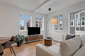 Smart TV - Charming downtown apartment (with parking) (Reykjavík)