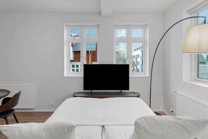 2 bedrooms, iron/ironing board, free WiFi, bed sheets - Charming downtown apartment (with parking) (Reykjavík)