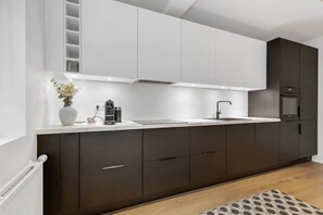 Kühlschrank, Mikrowelle, Ofen, Herdplatte