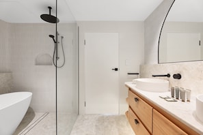 Apartment | Badezimmer | Badewanne