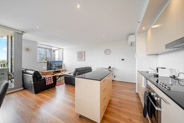 Apartment | Private kitchen | Fridge, microwave, oven, stovetop - Stylish 1-bed Flat With Pool, BBQ & Sauna Access (Canberra)