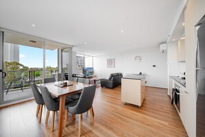 Apartment | Dining - Stylish 1-bed Flat With Pool, BBQ & Sauna Access (Canberra)