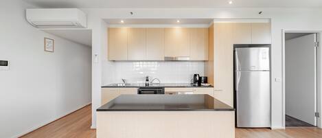 Appartement | Privékeuken | Een koelkast, een magnetron, een oven, een kookplaat