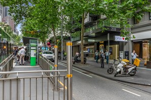 Apartment | Parking - Sophisticated CBD 2-bed Apartment by Yarra River (Melbourne)