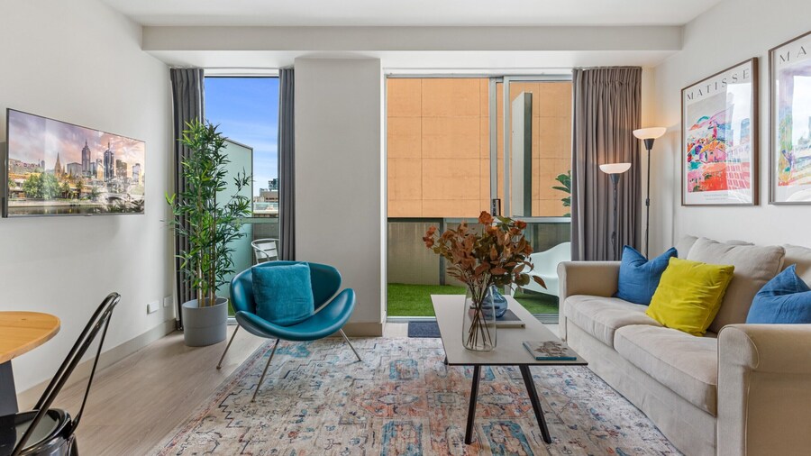Sophisticated CBD 2-bed Apartment by Yarra River