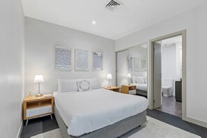 Apartment | 2 bedrooms, iron/ironing board - Sophisticated CBD 2-bed Apartment by Yarra River (Melbourne)