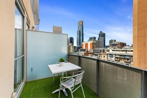 Apartment | Outdoor dining - Sophisticated CBD 2-bed Apartment by Yarra River (Melbourne)