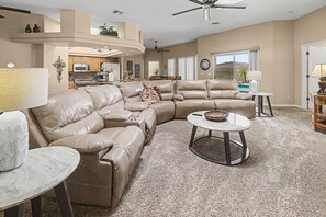 Fernseher, Tischtennisplatte, Bücher