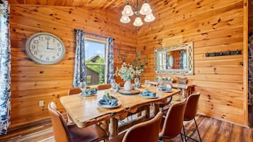 Basic Cabin | Dining room