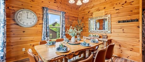Basic Cabin | Dining room