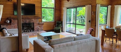 TV, fireplace