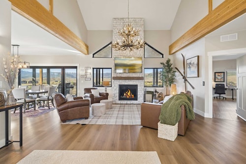New built, stunning home with Hot Tub, 5/4, near Granby Ranch - sleeps 16