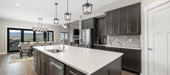 New built, stunning home with Hot Tub, 5/4, near Granby Ranch - sleeps 16