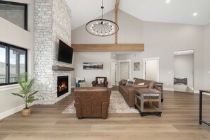 TV, fireplace - New built, stunning home with Hot Tub, 5/4, near Granby Ranch - sleeps 16 (Granby)