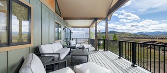 New built, stunning home with Hot Tub, 5/4, near Granby Ranch - sleeps 16