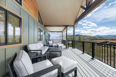 New built, stunning home with Hot Tub, 5/4, near Granby Ranch - sleeps 16