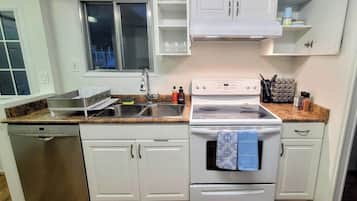 Microondas, horno, parrilla de estufa y lavavajillas