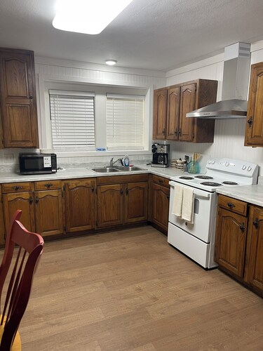 Cozy 2 bedroom & 1 bath spacious duplex in Quiet Neighbor