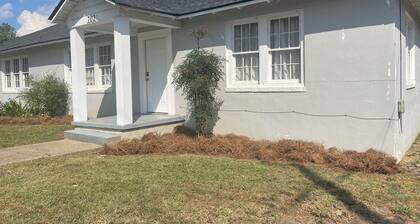 Cozy 2 bedroom & 1 bath spacious duplex in Quiet Neighbor