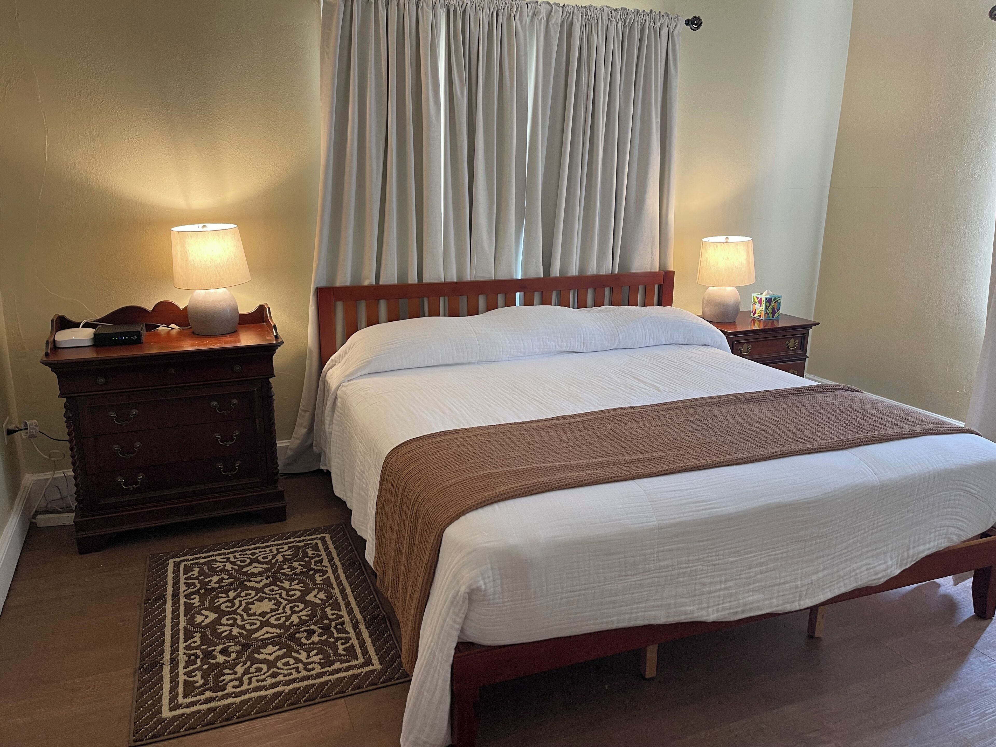 2 habitaciones, escritorio, tabla de planchar con plancha y wifi gratis 