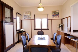 Dining - Heritage Home With BBQ & Outdoor Fire Pit (Tenterfield)