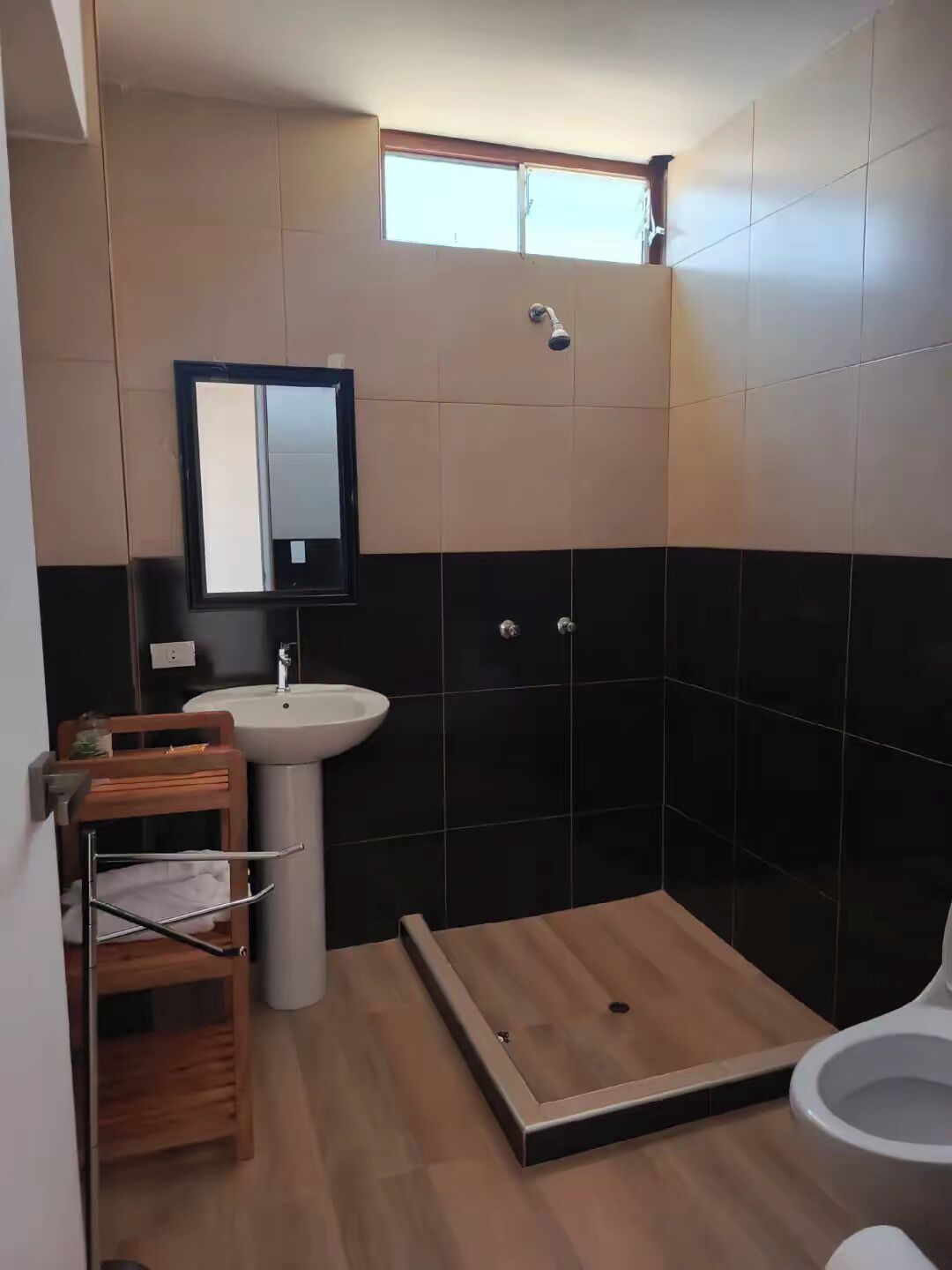 Dusj, håndklær, såpe og toalettpapir