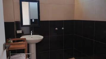 Dusj, håndklær, såpe og toalettpapir