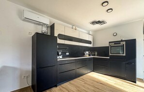 Een koelkast, een oven, een kookplaat, een vaatwasser