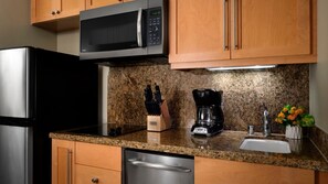 ثلاجة، ميكروويف، موقد طهي مسطح، غسالة أطباق