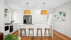 ثلاجة، ميكروويف، غسالة أطباق، ماك�ينة لصنع القهوة/الشاي