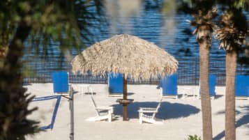 Espreguiçadeiras, toalhas de praia