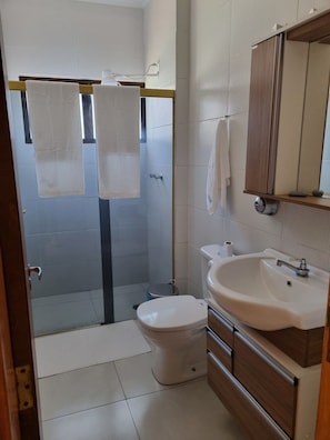 Apartment | Bathroom | Shower, hair dryer, towels, soap