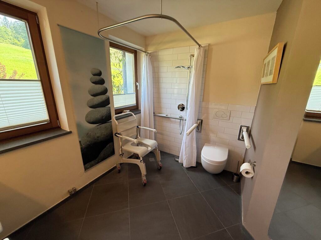 Secador de pelo, toallas y jabón