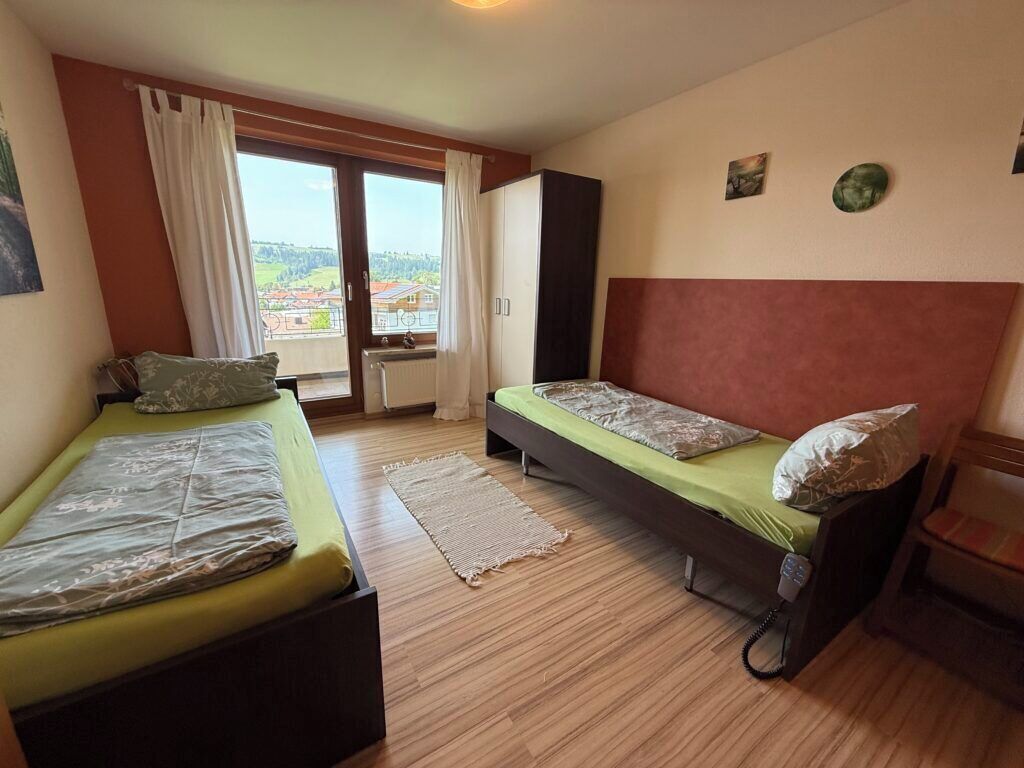 6 bedrooms, iron/ironing board, internet, bed sheets