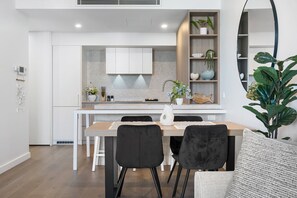 Dining - Charming 1-bed With Rooftop Access & Parking (Perth)