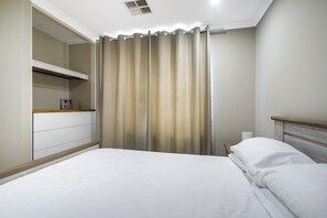 아파트 | 5 개의 침실, 노트북 작업 공간, 다리미/다리미판, 침대 시트