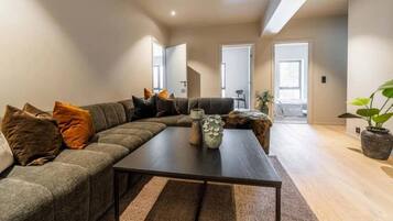 House, 4 Bedrooms, Balcony, City View | Living room