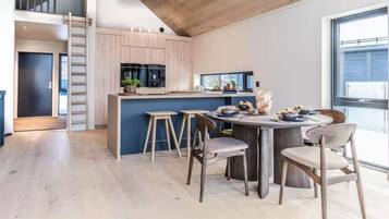 House, 4 Bedrooms, Balcony, City View | Dining room