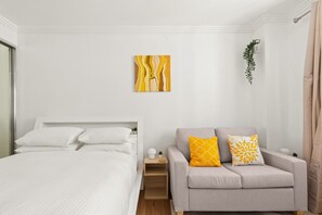 House | 1 bedroom, laptop workspace, iron/ironing board, bed sheets