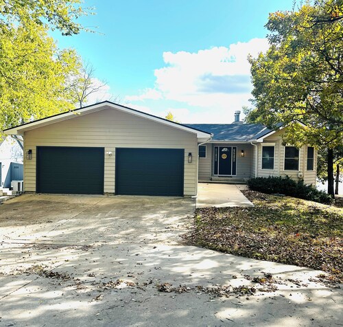 WATER FRONT/4-Bedroom House/ Linn Valley, KS