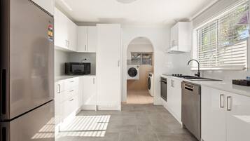 Apartment | Private kitchen | Cookware/dishes/utensils