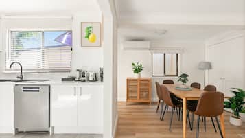 Apartment | Private kitchen | Cookware/dishes/utensils