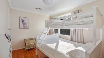 3 bedrooms, iron/ironing board, bed sheets