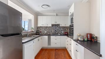 Căn hộ | Bếp riêng | Dụng cụ nấu nướng/bát dĩa/dao nĩa