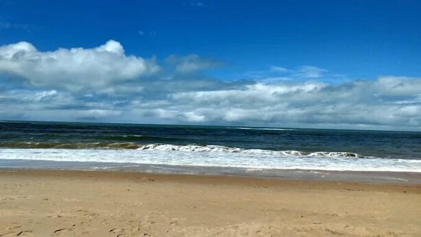 A beach with waves and a cloudy sky. - Corais Do Sul (Porto Seguro)