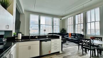 Refrigerador, microondas, horno y parrilla de estufa