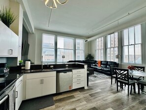 Kjøleskap, mikrobølgeovn, ovn og kokeplater