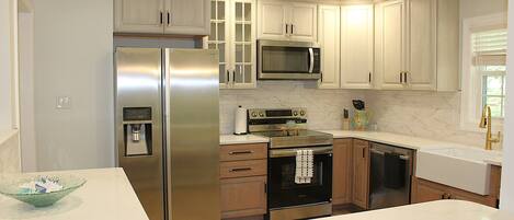 Microondas, horno, parrilla de estufa y lavavajillas