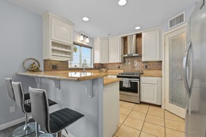 Private kitchen - 3 Story Spanish Style House, Best Location in SD. Views of North Park, With AC (San Diego)